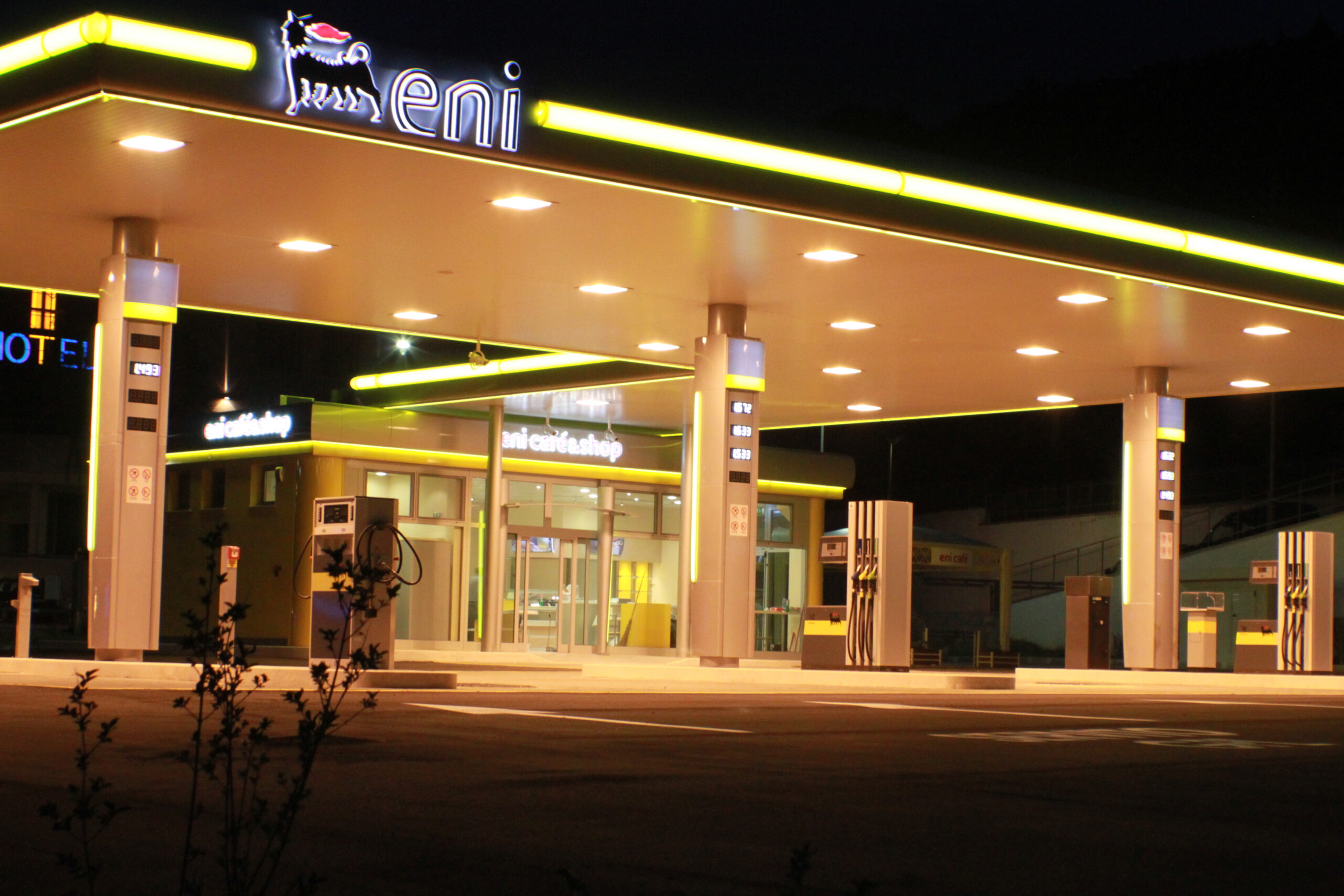 Impianto Eni finito con luci accese